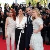 Chloë Grace Moretz et Kristen Stewart (tenue et bijoux Chanel)  entourant Olivier Assayas et Juliette Binoche à la montée des marches du film "Sils Maria" lors du 67e Festival du film de Cannes le 23 mai 2014.