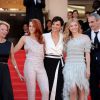 Le réalisateur Olivier Assayas entouré de Juliette Binoche, Chloë Grace Moretz et Kristen Stewart à la montée des marches du film "Sils Maria" lors du 67e Festival du film de Cannes le 23 mai 2014.