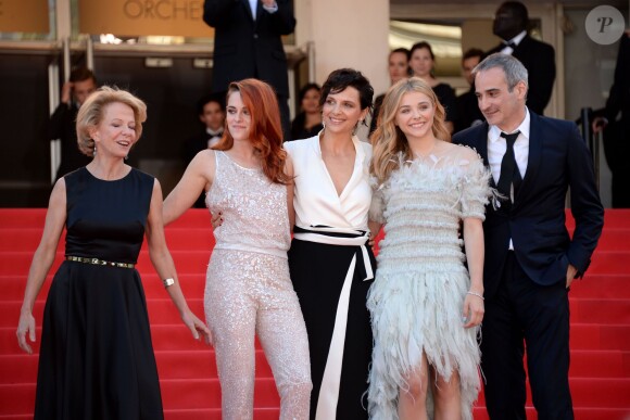 Le réalisateur Olivier Assayas entouré de Juliette Binoche, Chloë Grace Moretz et Kristen Stewart à la montée des marches du film "Sils Maria" lors du 67e Festival du film de Cannes le 23 mai 2014.