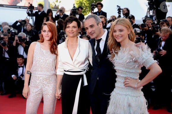 Le réalisateur Olivier Assayas entouré de Juliette Binoche, Chloë Grace Moretz et Kristen Stewart à la montée des marches du film "Sils Maria" lors du 67e Festival du film de Cannes le 23 mai 2014.