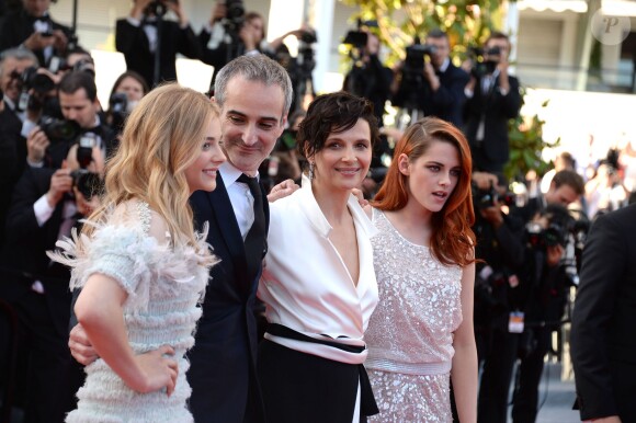 Le réalisateur Olivier Assayas entouré de Juliette Binoche, Chloë Grace Moretz et Kristen Stewart à la montée des marches du film "Sils Maria" lors du 67e Festival du film de Cannes le 23 mai 2014.