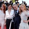 Le réalisateur Olivier Assayas entouré de Juliette Binoche, Chloë Grace Moretz et Kristen Stewart à la montée des marches du film "Sils Maria" lors du 67e Festival du film de Cannes le 23 mai 2014.