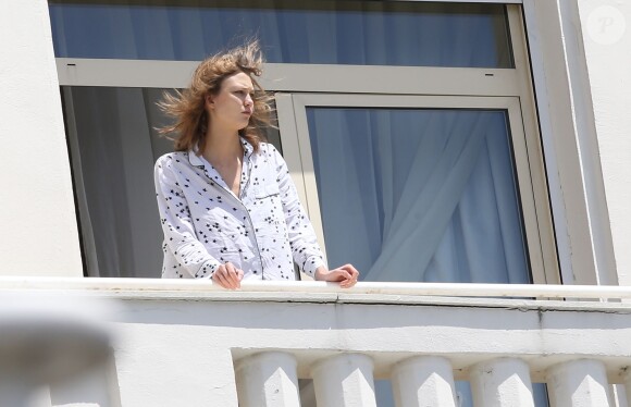 Exclusif - Karlie Kloss, au réveil, admire la Croisette du balcon de sa suite à l'hôtel Martinez. Cannes, le 15 mai 2014.