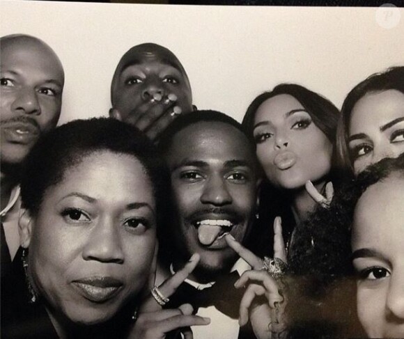Common (en haut à gauche), Big Sean (au centre) et Kim Kardashian (à sa droite) lors de la fête du mariage de Kim et Kanye West à Florence. Le 24 mai 2014.