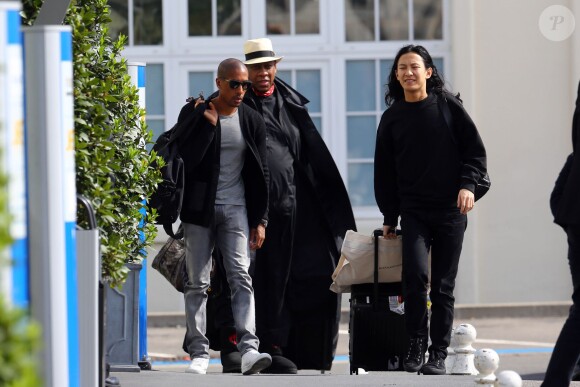 Andre Leon Talley (au milieu) et Alexander Wang (à droite) s'envolent de l'aéroport du Bourget pour Florence. Le 24 mai 2014.