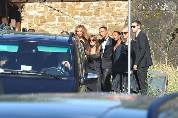 Olivier Rousteing (en smoking, au milieu) et les invités du mariage de Kim Kardashian et Kanye West arrivent au Fort Belvedere. Florence, le 24 mai 2014.