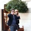 Exclusif - Charlie Sheen et sa future femme Brett Rossi ont fait du shopping en amoureux à Paris, le 17 avril 2014.