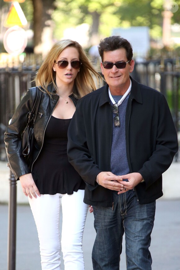 Exclusif - Charlie Sheen et sa future femme Brett Rossi amoureux à Paris, le 17 avril 2014.