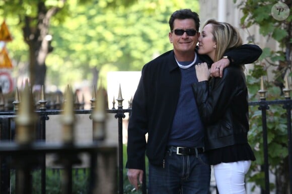 Exclusif - Charlie Sheen et sa future femme la jolie Brett Rossi ont fait du shopping en amoureux à Paris, le 17 avril 2014.
