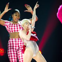 Miley Cyrus : Sexy et déchaînée à Lyon, la star reçoit un cadeau très coquin