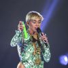 Miley Cyrus s'est vue offrir un godemiché par l'un de ses fans lors de son concert à la Halle Tony Garnier à Lyon le 24 mai 2014.