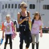 Exclusif - Denise Richards accompagne ses filles Sam et Lola à leur cours d'équitation à Los Angeles, le 25 mai 2014.