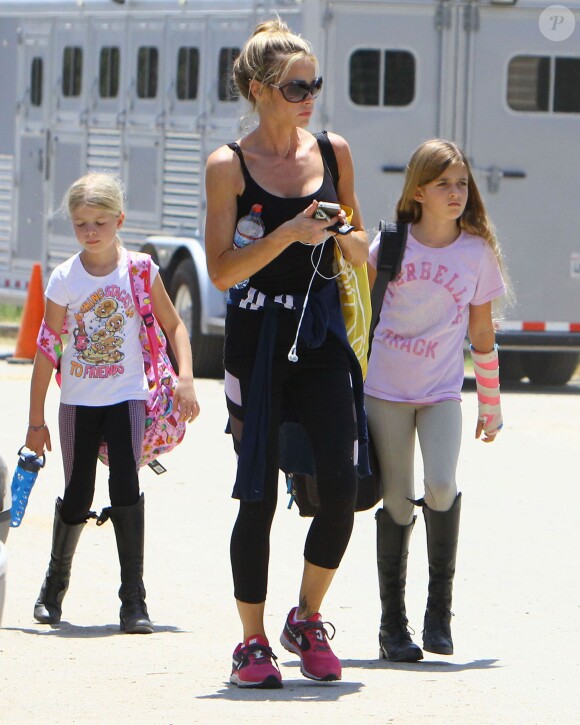 Exclusif - Denise Richards accompagne ses filles Sam et Lola à leur cours d'équitation à Los Angeles, le 25 mai 2014.