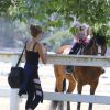 Exclusif - Denise Richards accompagne ses filles Sam et Lola à leur session d'équitation à Los Angeles, le 25 mai 2014.