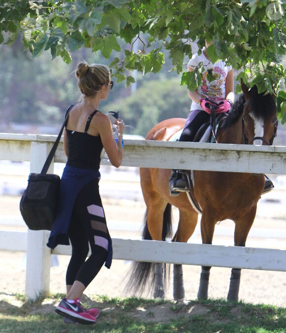 Exclusif - Denise Richards accompagne ses filles Sam et Lola à leur session d'équitation à Los Angeles, le 25 mai 2014.