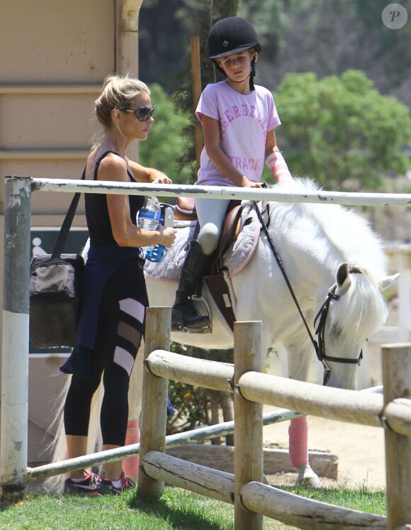 Exclusif - Denise Richards accompagne ses filles à leur cours d'équitation à Los Angeles, le 25 mai 2014. 