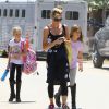 Exclusif - Denise Richards accompagne ses filles Sam et Lola à leur cours d'équitation à Los Angeles, le 25 mai 2014.