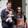 Thandie Newton avec son mari Ol Parker avec leur bébé Booker à New York, le 23 mai 2014.