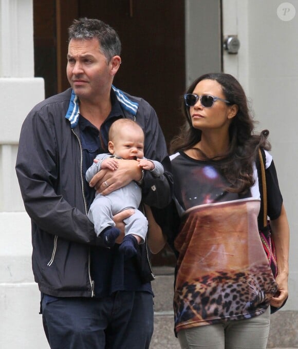 Thandie Newton dans les rues de New York avec son mari et leur bébé Booker à New York, le 23 mai 2014.