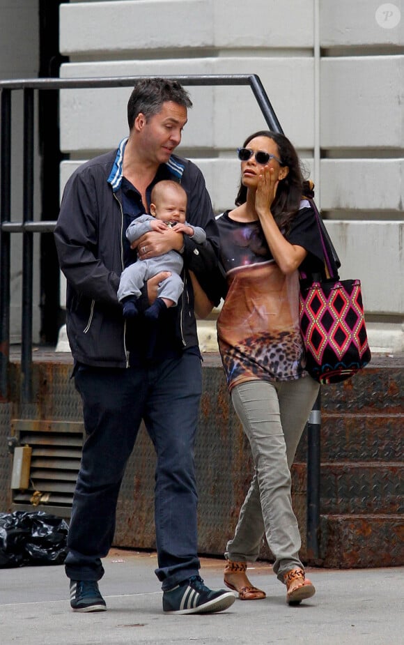 Thandie Newton en compagnie de son mari Ol Parker et leur bébé Booker à New York, le 23 mai 2014.