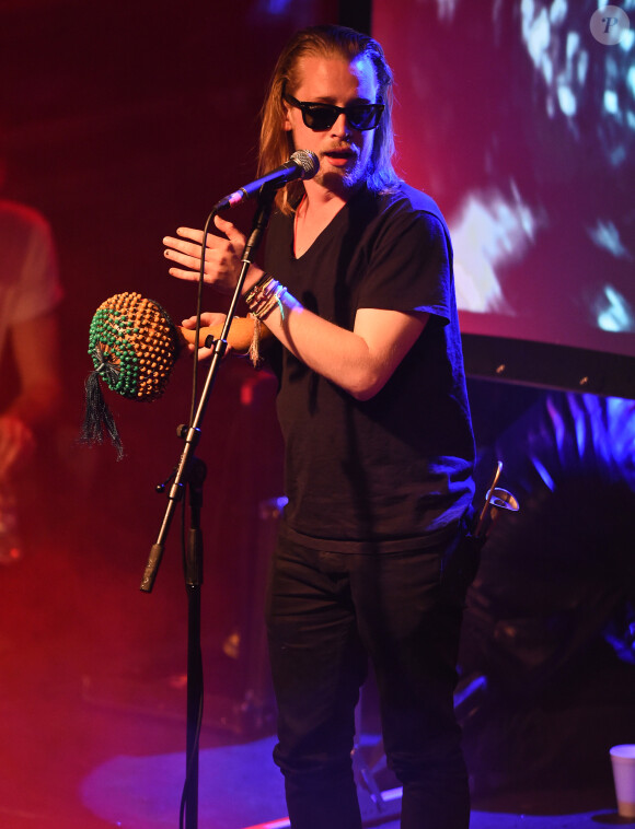 Macaulay Culkin en concert avec son groupe Pizza Underground à Nottingham en Angleterre, le 25 mai 2014.
