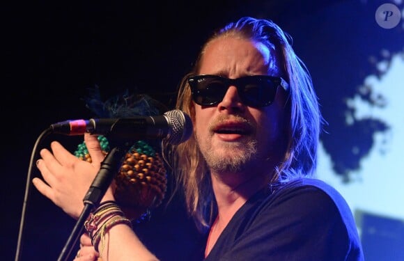 Macaulay Culkin en concert avec son groupe Pizza Underground à Nottingham en Angleterre, le 25 mai 2014.