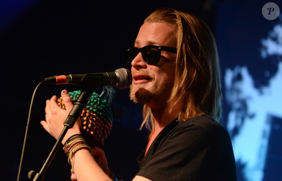 Macaulay Culkin en concert avec son groupe Pizza Underground à Nottingham en Angleterre, le 25 mai 2014.