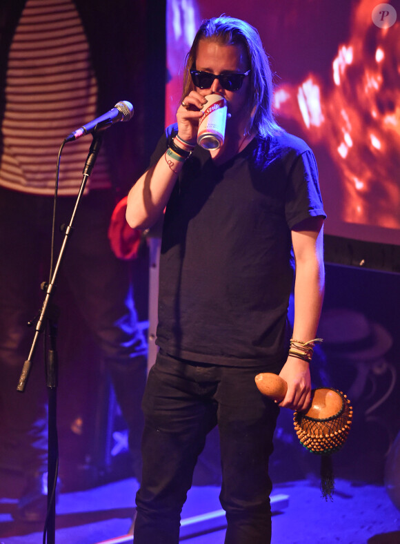 Macaulay Culkin en concert avec son groupe Pizza Underground à Nottingham en Angleterre, le 25 mai 2014.