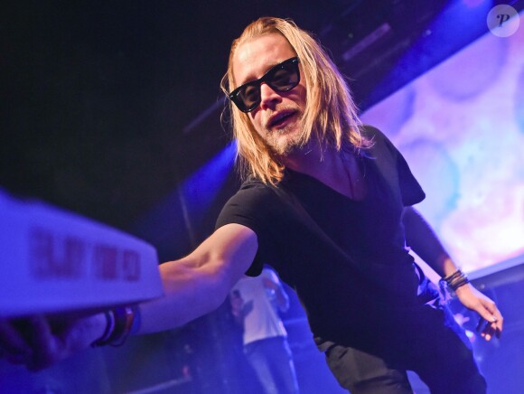 Macaulay Culkin en concert avec son groupe Pizza Underground à Nottingham en Angleterre, le 25 mai 2014.