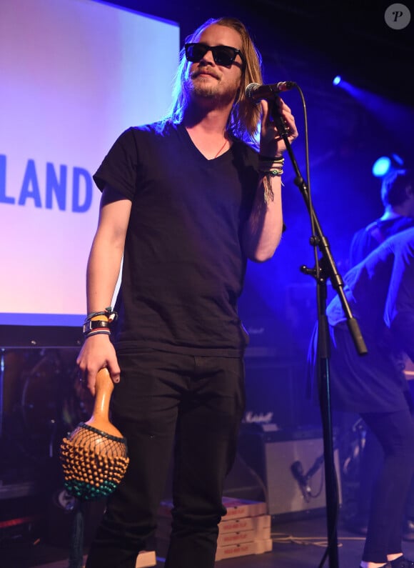 Macaulay Culkin en concert avec son groupe Pizza Underground à Nottingham en Angleterre, le 25 mai 2014.