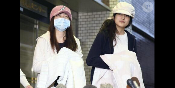 Rina Kawaei et Anna Iriyama (stars de la pop japonaise) ont été agressées par l'un de leurs fans, dimanche 25 mai 2014.