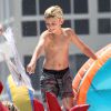Kingston (8 ans), fils de Gwen Stefani et Gavin Rossdale, s'éclate à la fête du producteur Joel Silver. Malibu, le 26 mai 2014.