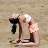 La star de télé-réalité britannique Jasmin Walia, en vacances à Tenerife, fait du sport sur une plage. Le 19 mai 2014.