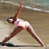 La star de télé-réalité britannique Jasmin Walia, en vacances à Tenerife, fait du sport sur une plage. Le 19 mai 2014.