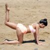 La star de télé-réalité britannique Jasmin Walia, en vacances à Tenerife, fait du sport sur une plage. Le 19 mai 2014.