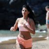 La star de télé-réalité britannique Jasmin Walia, en vacances à Tenerife, fait du sport sur une plage. Le 19 mai 2014.