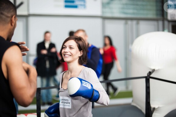 Nathalie Péchalat s'essaye à la boxe - Journée évasion organisée par l'association "Premiers de Cordée" pour le 10e anniversaire de la "Semaine du Sport à l'Hôpital" au Stade de France, le 21 mai 2014.