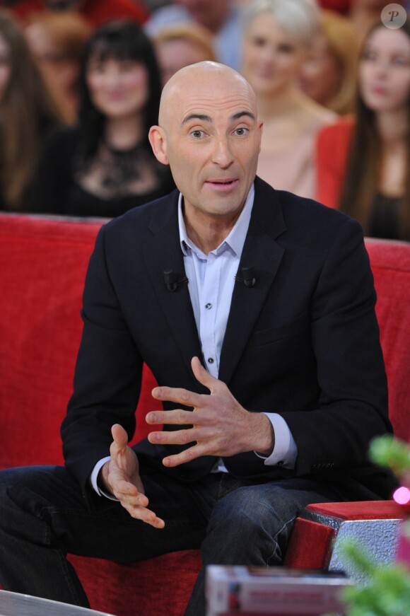 L'imitateur Nicolas Canteloup sur le plateau de l'émission Vivement Dimanche, à Paris, le 23 décembre 2012.