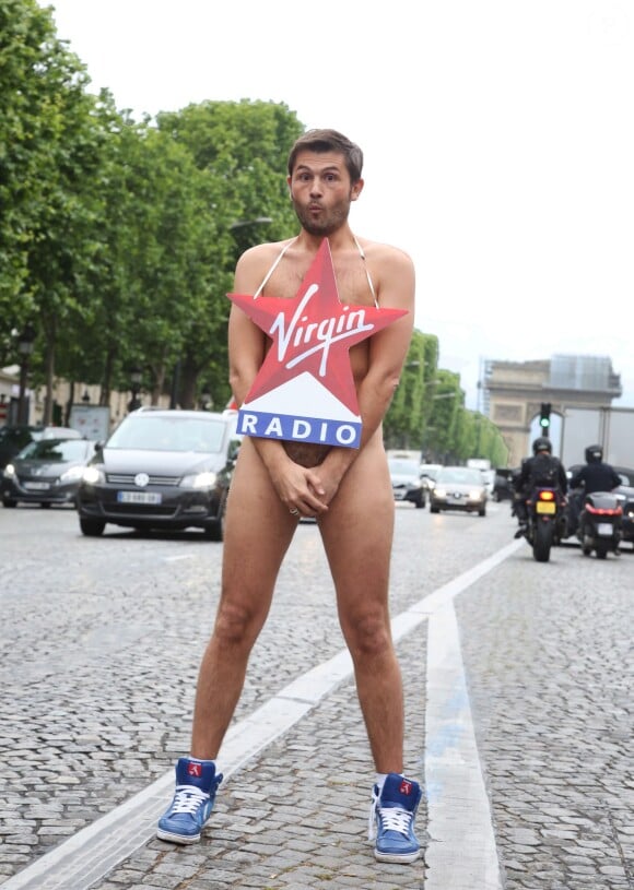Christophe Beaugrand court tout nu sur l'avenue des Champs-Élysées à Paris le 28 mai 2014.