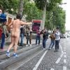 Christophe Beaugrand court nu sur l'avenue des Champs-Élysées à Paris le 28 mai 2014.