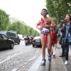 Christophe Beaugrand court nu sur l'avenue des Champs-Élysées à Paris le 28 mai 2014.