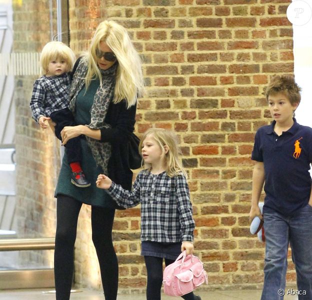 Claudia Schiffer et ses trois enfants Cosima, Clementine et Caspar à Londres. Octobre 2011.