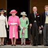 La princesse Anne, la reine Elizabeth II, le duc d'Edimbourg et le prince Harry sur le perron du palais. Deuxième garden party de l'année à Buckingham, le 28 mai 2014, en l'honneur de la Household Cavalry.