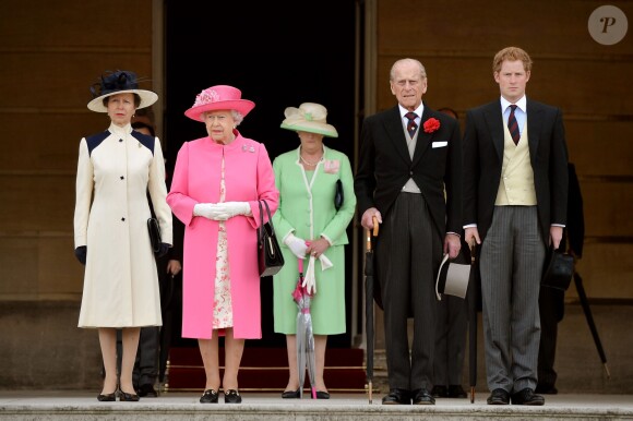 La princesse Anne, la reine Elizabeth II, le duc d'Edimbourg et le prince Harry sur le perron du palais. Deuxième garden party de l'année à Buckingham, le 28 mai 2014, en l'honneur de la Household Cavalry.