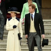 Prince Harry : Ultrachic à Buckingham, sportif et joueur dans le Suffolk
