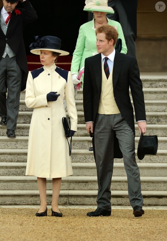 La princesse Anne et le prince Harry. Deuxième garden party de l'année à Buckingham, le 28 mai 2014, en l'honneur de la Household Cavalry.