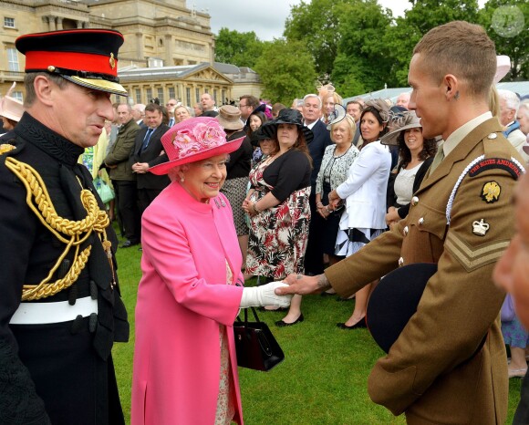 La reine Elizabeth II salue ses invités. Deuxième garden party de l'année à Buckingham, le 28 mai 2014, en l'honneur de la Household Cavalry.