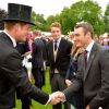 Le prince Harry saluant les invités. Deuxième garden party de l'année à Buckingham, le 28 mai 2014, en l'honneur de la Household Cavalry.