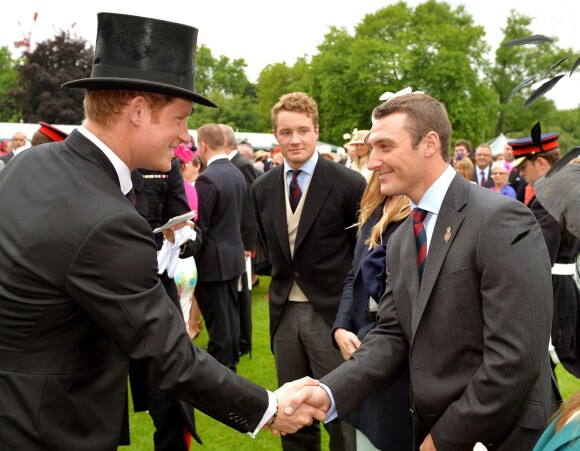 Le prince Harry saluant les invités. Deuxième garden party de l'année à Buckingham, le 28 mai 2014, en l'honneur de la Household Cavalry.