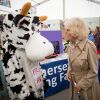 Camilla Parker Bowles discute avec une agricultrice déguisée en vache lors d'un événement dans le Somerset, le 28 mai 2014